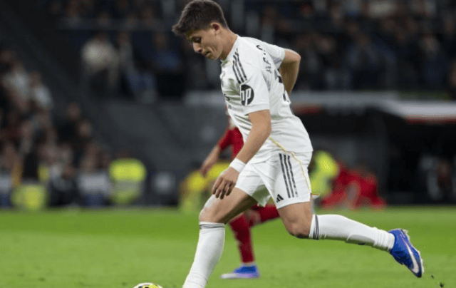 一场2-0，让西甲争冠峰回路转，巴萨高兴早了，姆巴佩追上C罗了